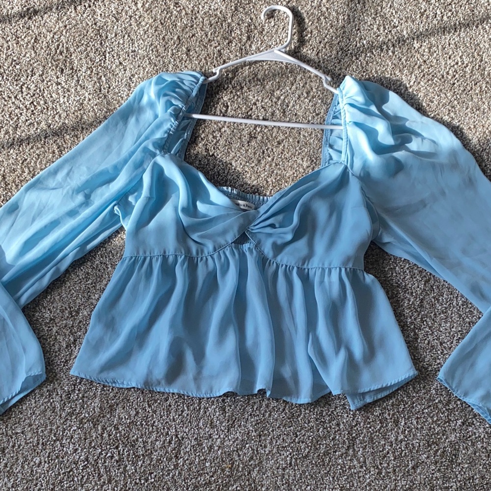 💜 2/$25 Abercrombie & Fitch Light Blue Women's Blouse - Picture 2 of 3